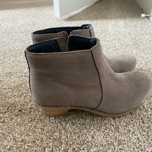 Dansko Womens Maria Bootie. Taupe. Size 37